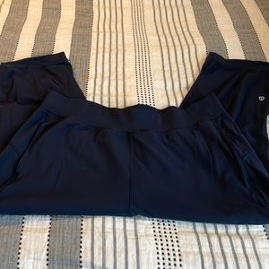 Lululemon navy knee length yoga pants